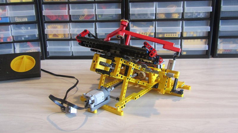 Illustration for article titled Lazy Lego Spirograph Does All the Work For You